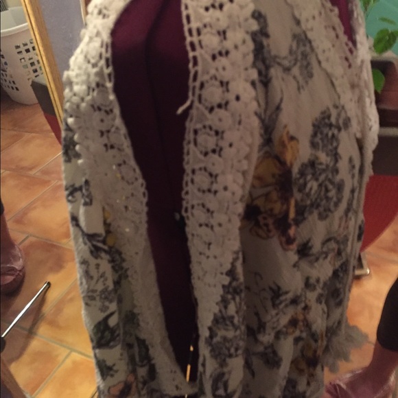 Beautiful floral top with open sleeves size large - Picture 6 of 6